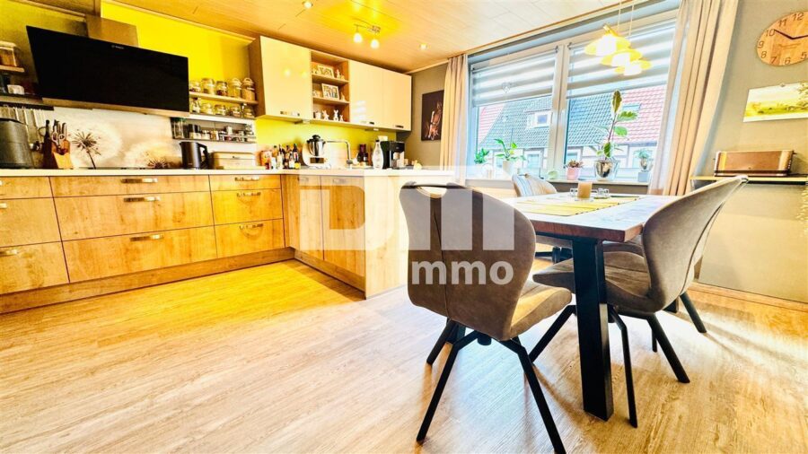 Wohnensemble mit Platz für Visionen: Saniertes Fachwerkhaus / Scheune + Halle mit Paddock - Gebäude 1 OG Offener Wohnküchenbereich / EBK